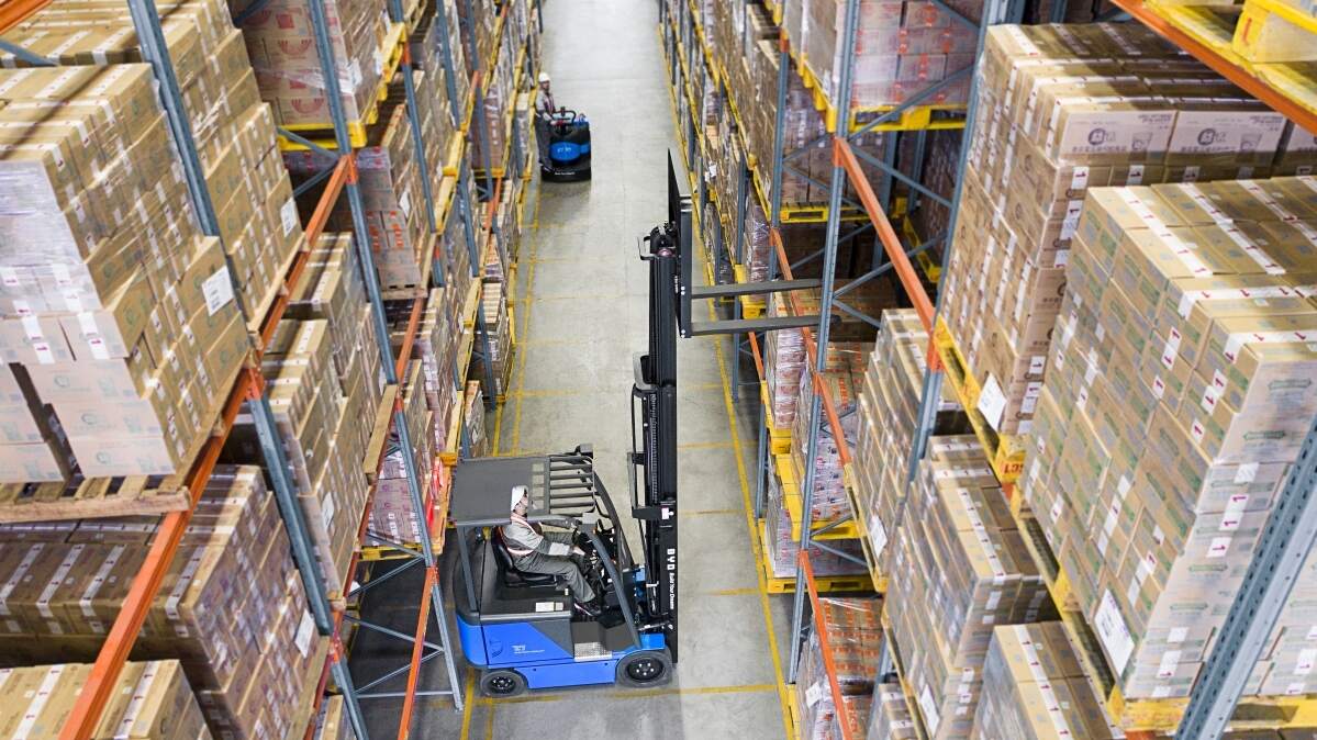 How many tonnage electric forklifts are suitable for narrow channel storage?(Image1)