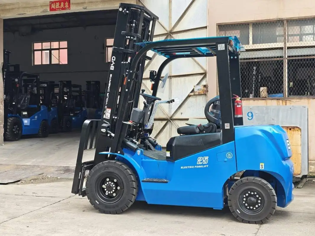 Detailed explanation of functional differences between lithium battery stacker and small lithium battery forklift(Image1)