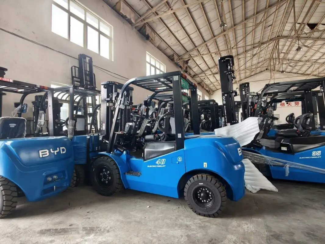 High Lift Electric Reach Truck with 3-Stage Free Lift Mast(Image1) High Lift Electric Reach Truck with 3-Stage Free Lift Mast(Image1)