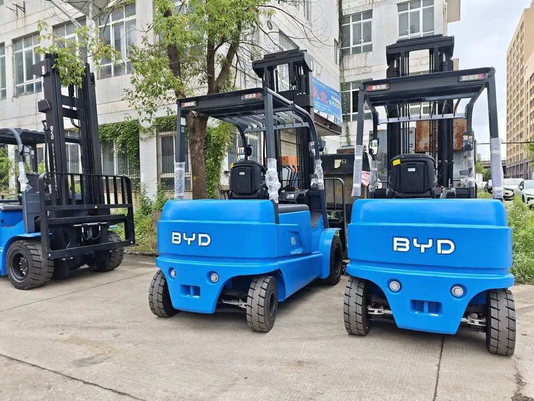 A Complete Guide to Choosing the Right Electric Forklift for Warehouse Operations(Image1) A Complete Guide to Choosing the Right Electric Forklift for Warehouse Operations(Image1)