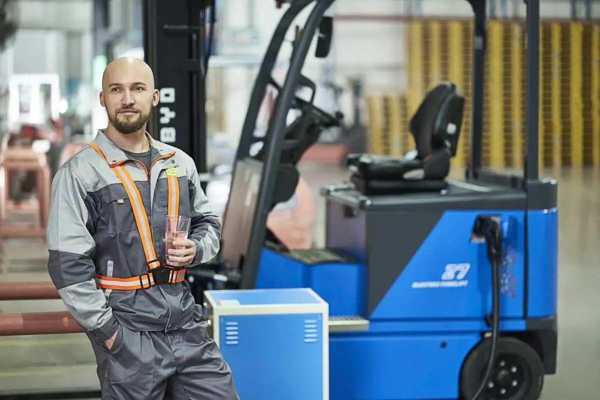 The blue light warning light of the forklift is damaged, and the BYD forklift is adapted to replace the lamps.