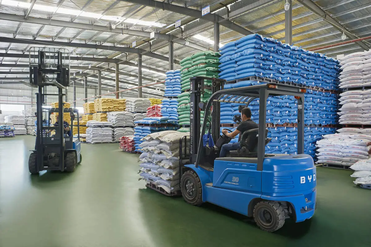 Advantage analysis of three-point electric forklift: BYD LECB18S turning radius measurement sharing